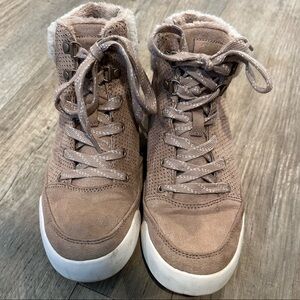 Roxy Ankle Books insulated. Laces and zipper.